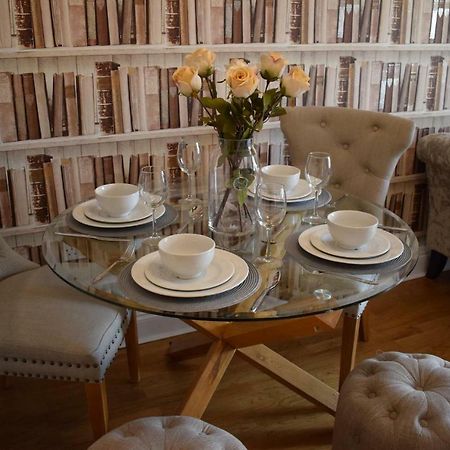 Luxury 2 Bed Apartment Вітні Екстер'єр фото