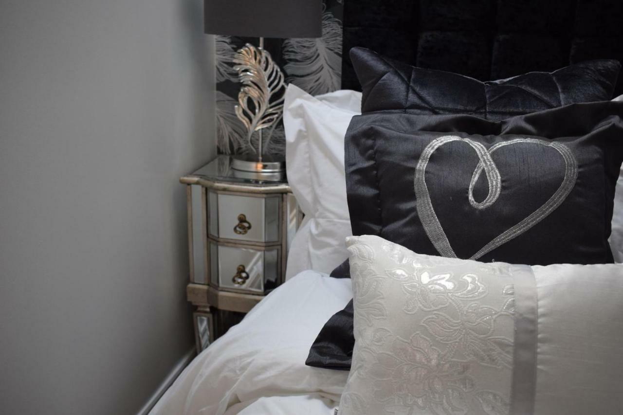 Luxury 2 Bed Apartment Вітні Екстер'єр фото