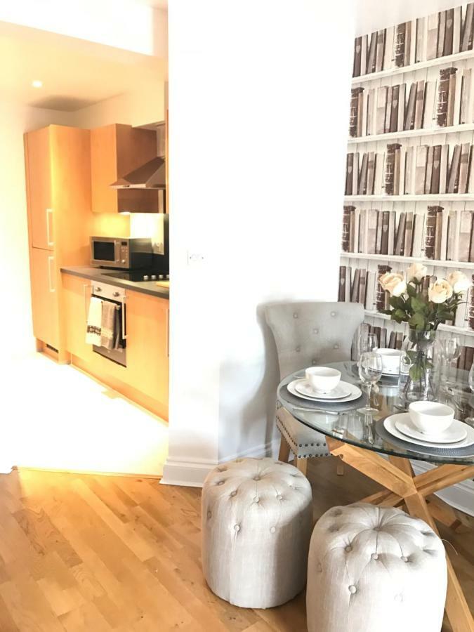 Luxury 2 Bed Apartment Вітні Екстер'єр фото