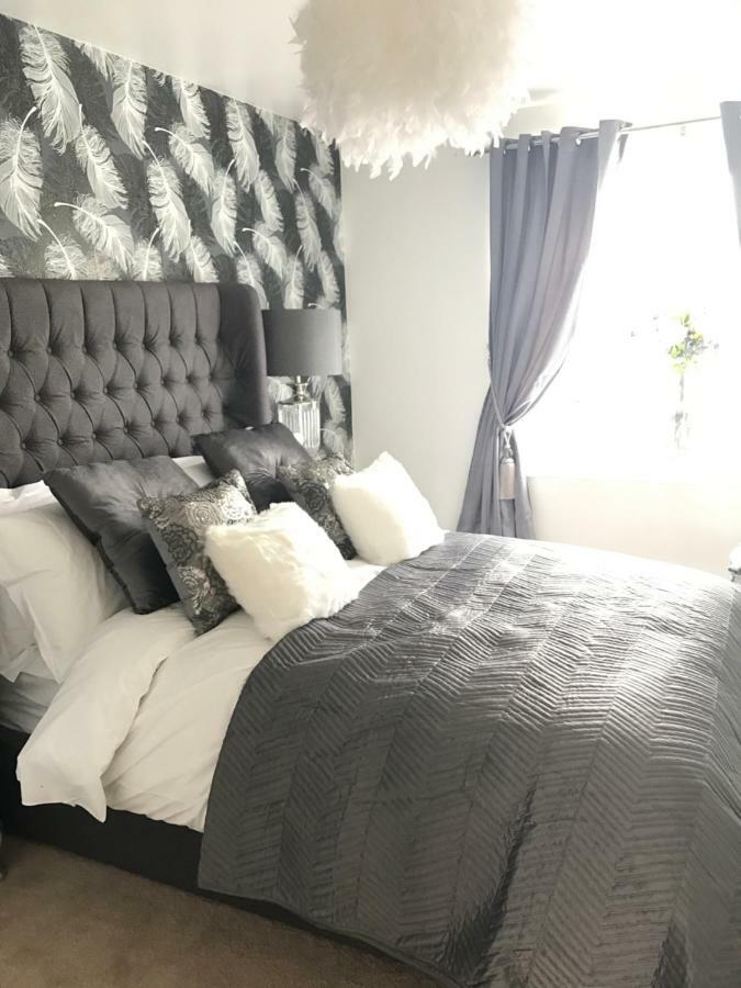 Luxury 2 Bed Apartment Вітні Екстер'єр фото