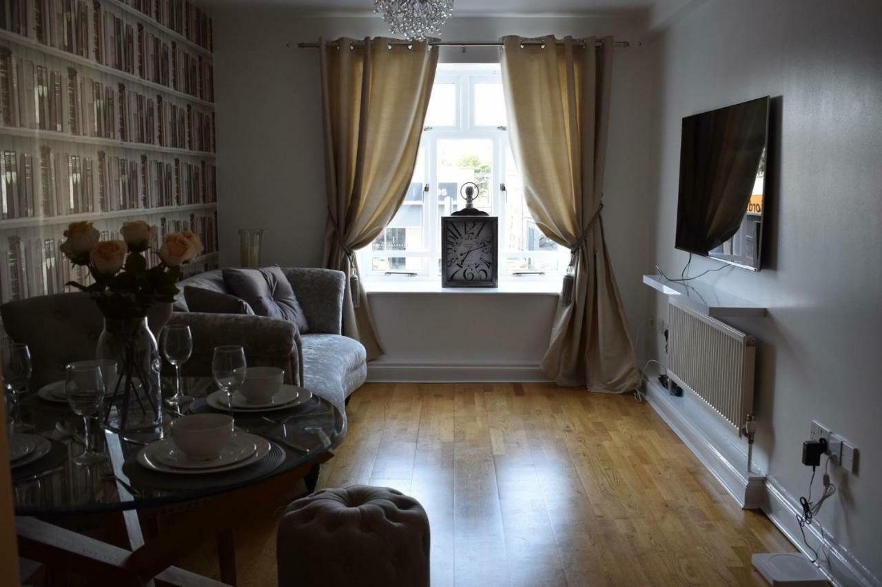 Luxury 2 Bed Apartment Вітні Екстер'єр фото