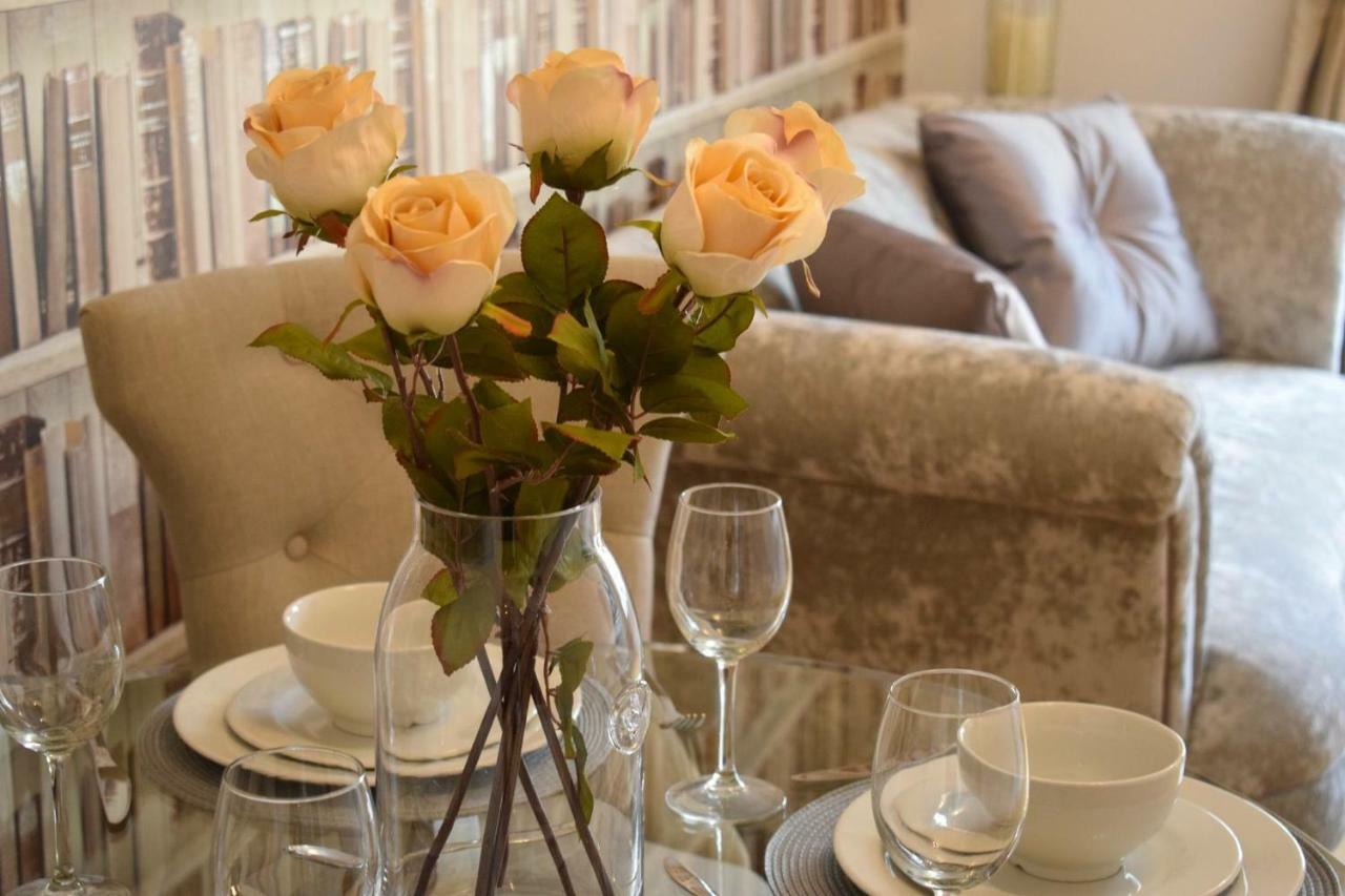 Luxury 2 Bed Apartment Вітні Екстер'єр фото