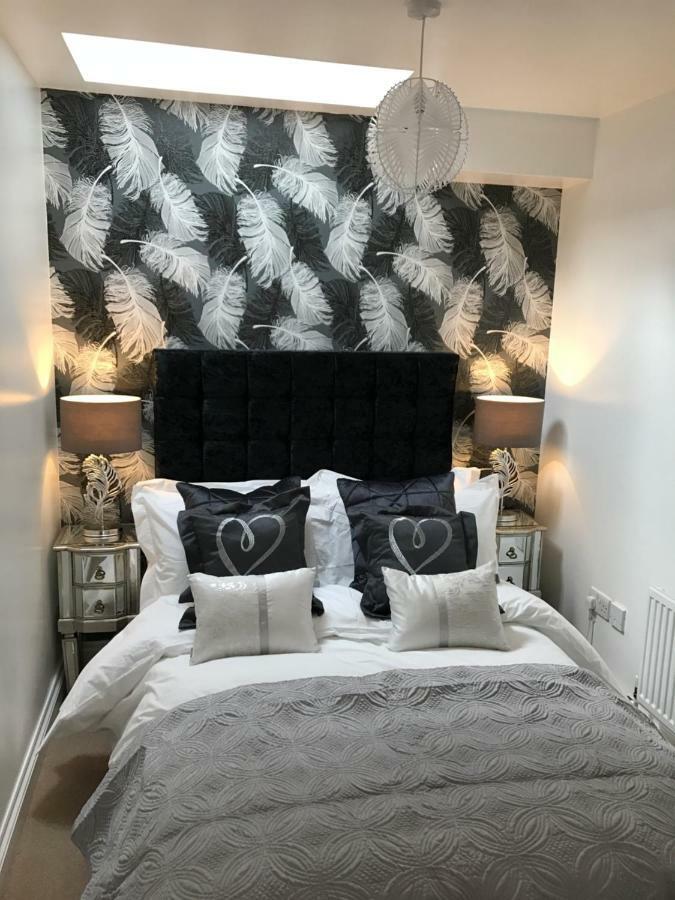Luxury 2 Bed Apartment Вітні Екстер'єр фото