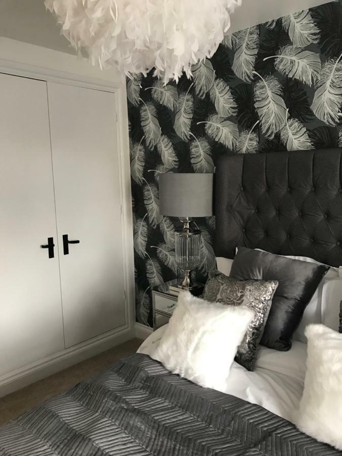Luxury 2 Bed Apartment Вітні Екстер'єр фото