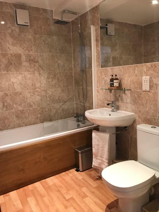 Luxury 2 Bed Apartment Вітні Екстер'єр фото