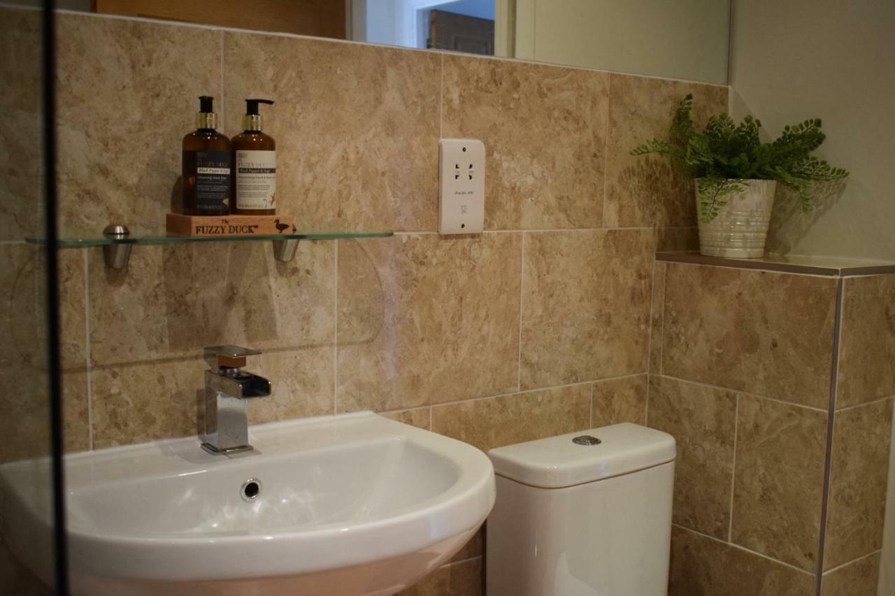 Luxury 2 Bed Apartment Вітні Екстер'єр фото