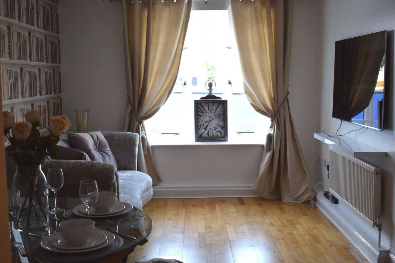 Luxury 2 Bed Apartment Вітні Екстер'єр фото