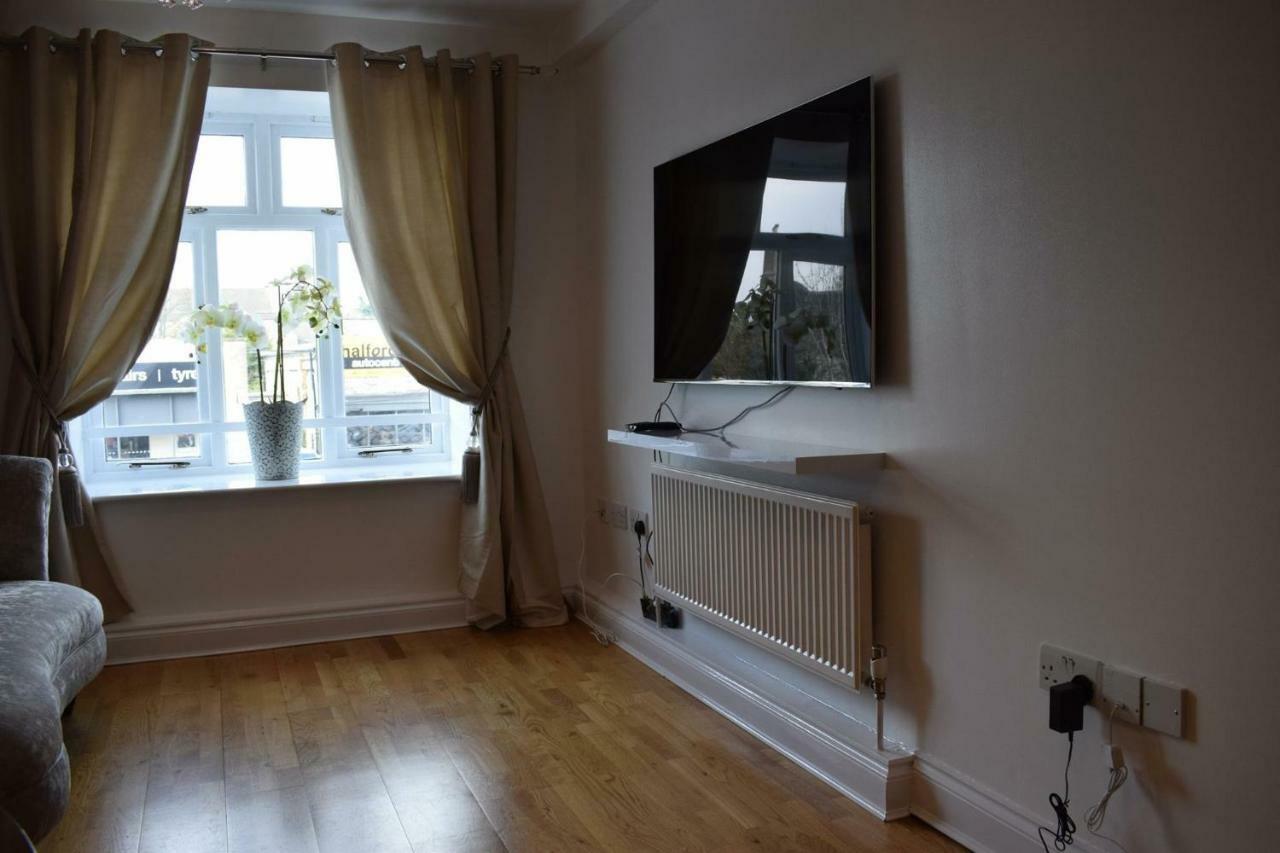 Luxury 2 Bed Apartment Вітні Екстер'єр фото