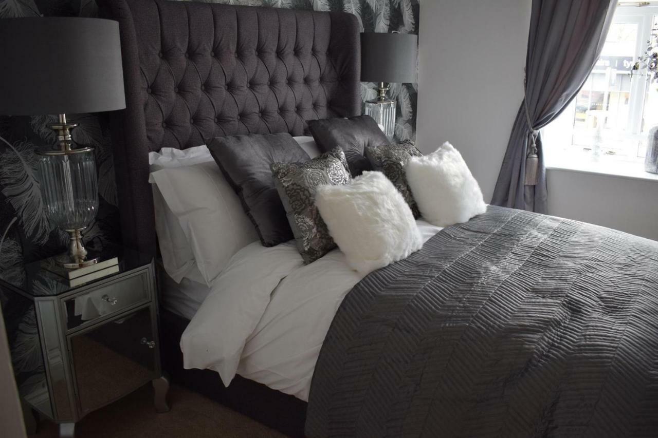 Luxury 2 Bed Apartment Вітні Екстер'єр фото