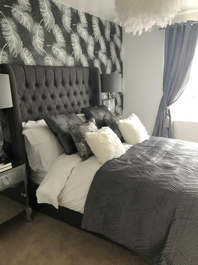 Luxury 2 Bed Apartment Вітні Екстер'єр фото